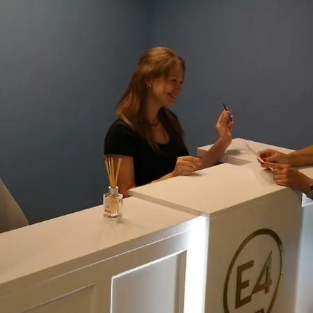 E4