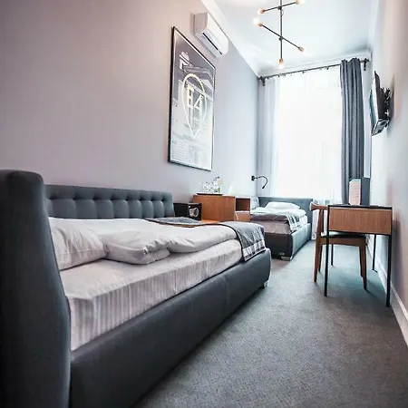 E4 Hotel *