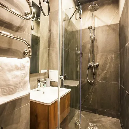 Hotel E4 *