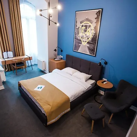 Hotel E4 *