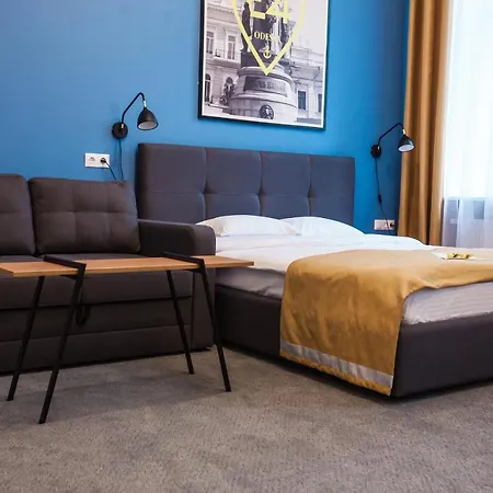 E4 Hotel *