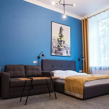 E4 Hotel *