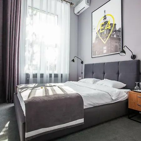 Hotel E4 *